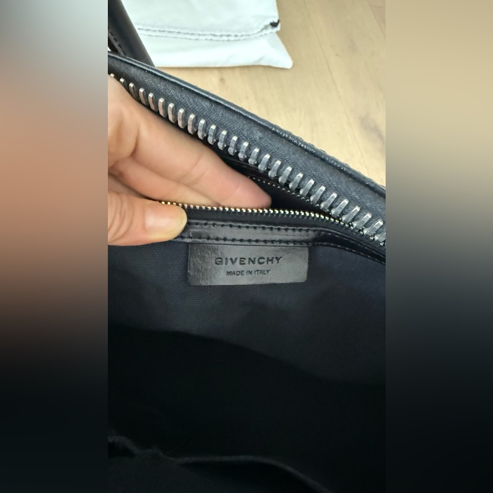 🖤 GIVENCHY Antigona Medium Leather Tote - Picture 6 of 11